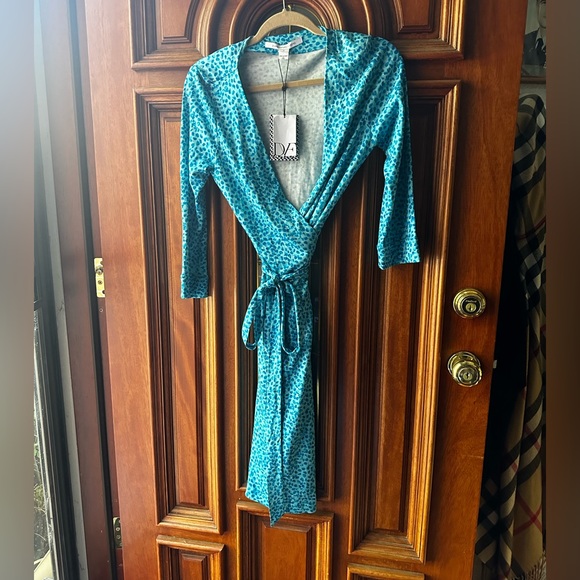 NWT Diane Von Furstenburg New Julian Two Petal Dreams Blue Wrap. dress - Picture 5 of 11